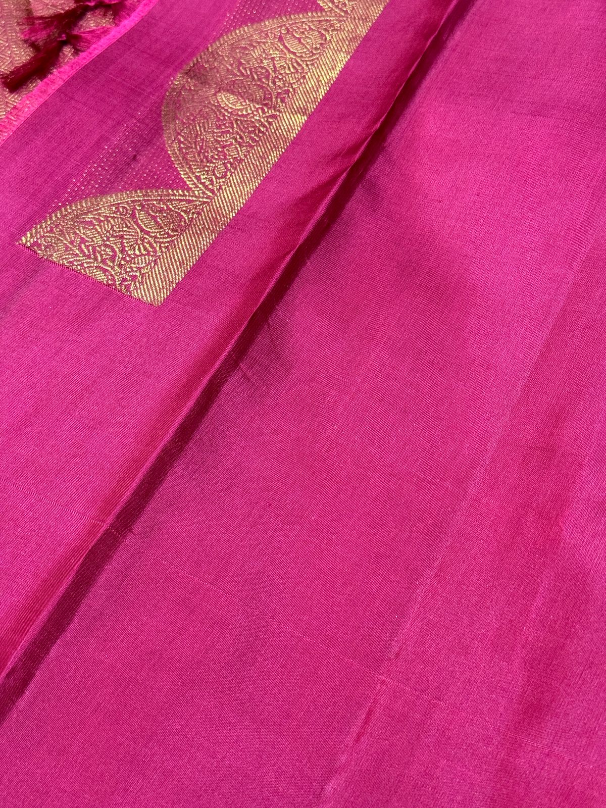 Arakku with gold turning border with buttas