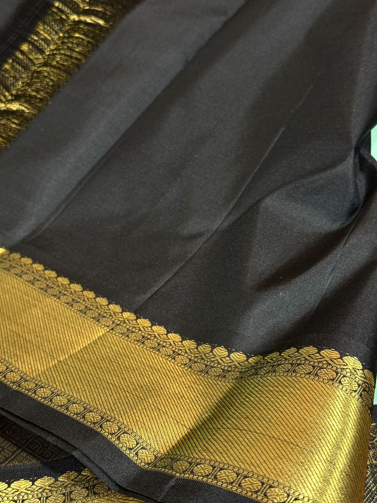Teal black mayil chakram buttas korvai