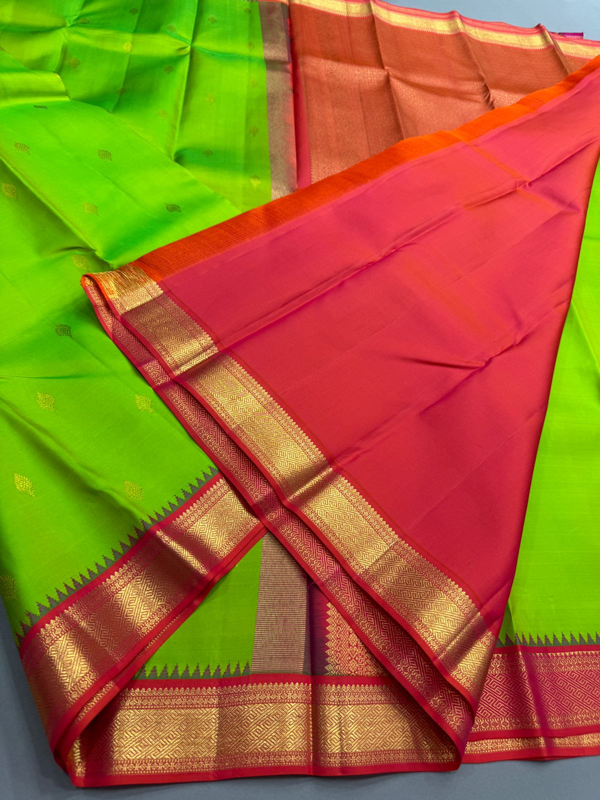 Parrot green / pink buttas korvai small border