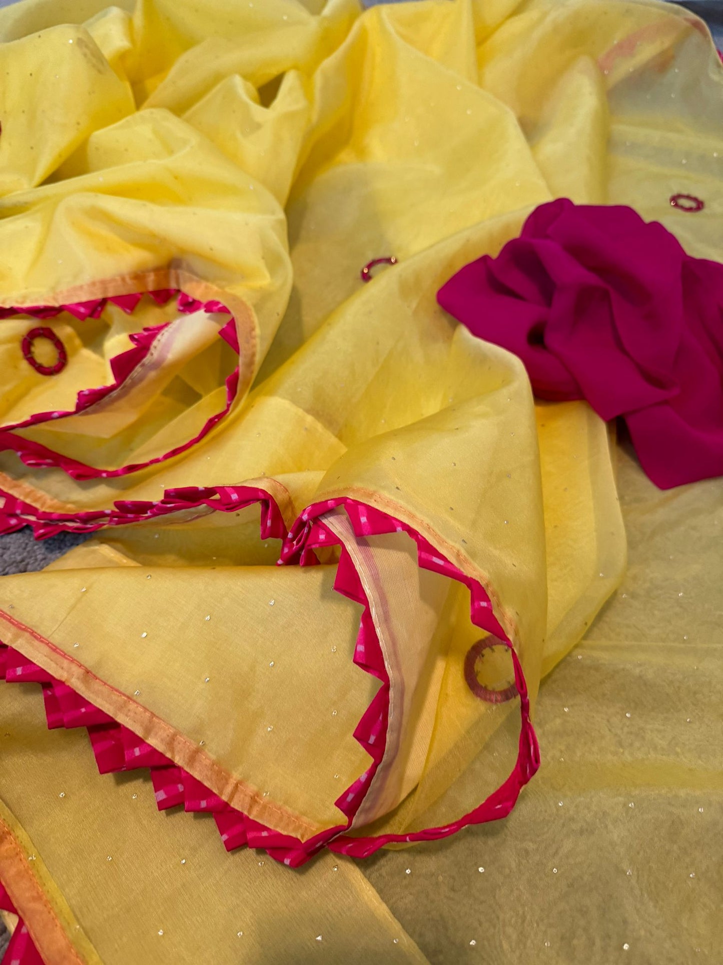 Pure Organza in Bandhini piping yellow / red