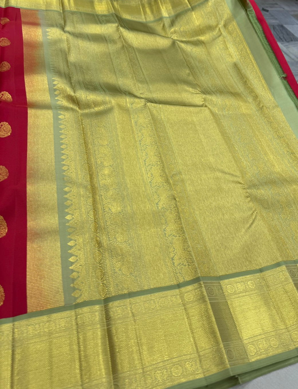 Chilli red / elaichi green mango buttas korvai