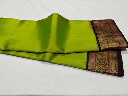 Parrot green with beetlenut brown
