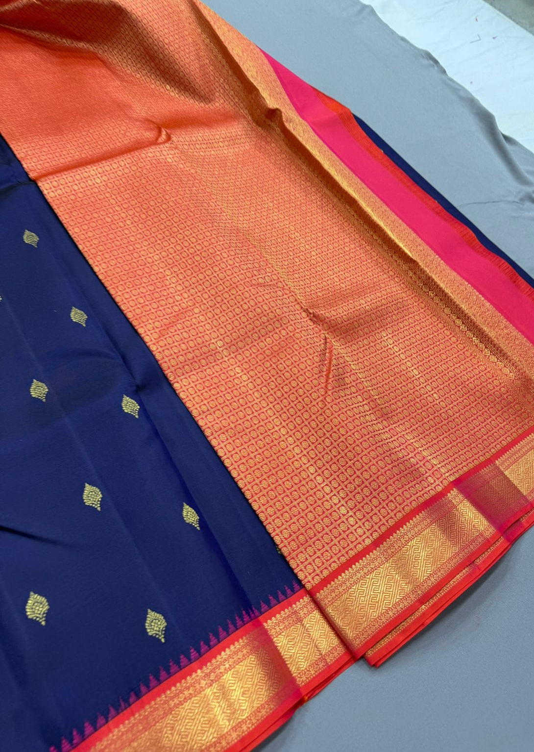 Blue / orange buttas korvai
