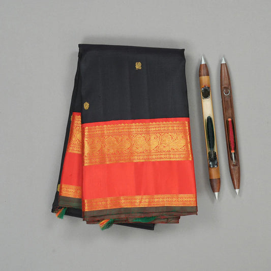 Black reddish orange rettapate korvai with buttas