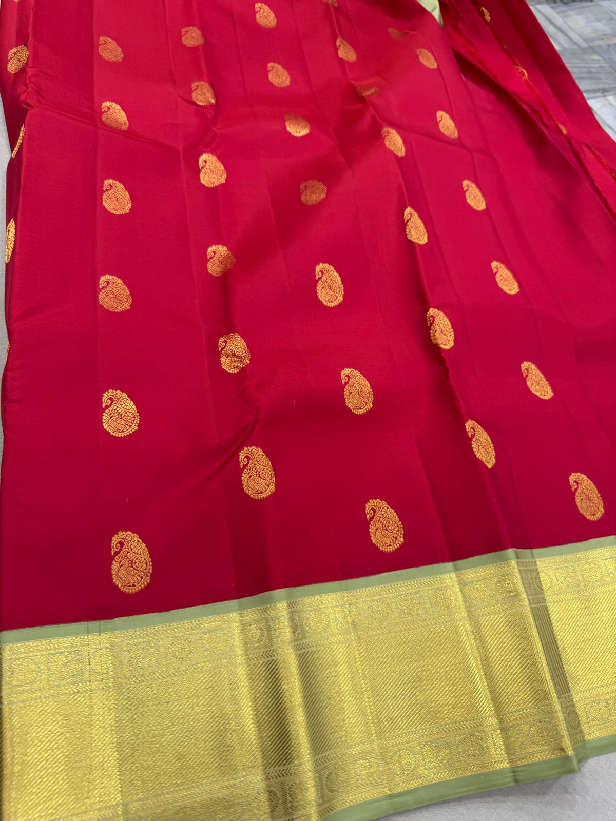 Chilli red / elaichi green mango buttas korvai