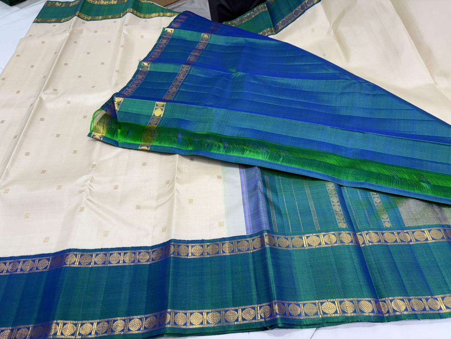 Pastel ivory mayil kazhthu rettapate buttas korvai
