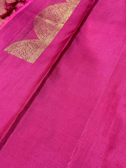 Arakku with gold turning border with buttas