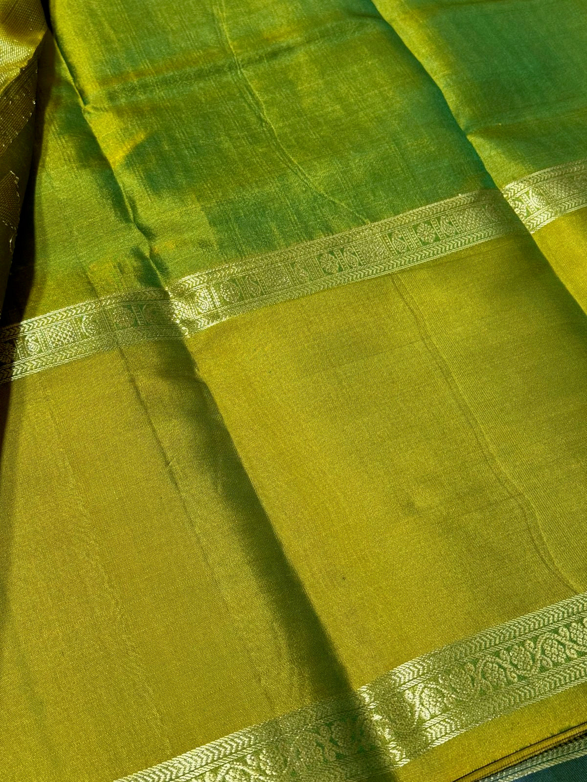 Olive green with dual tone Ramar green 1000 buttas rettapate border