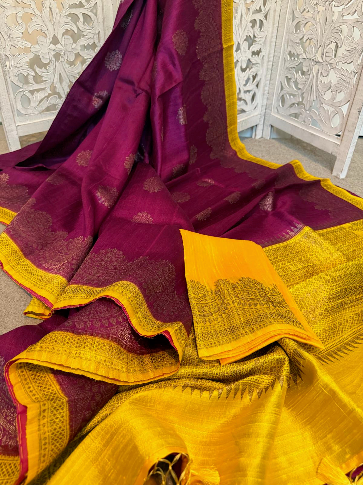 Maroon / wine mustard