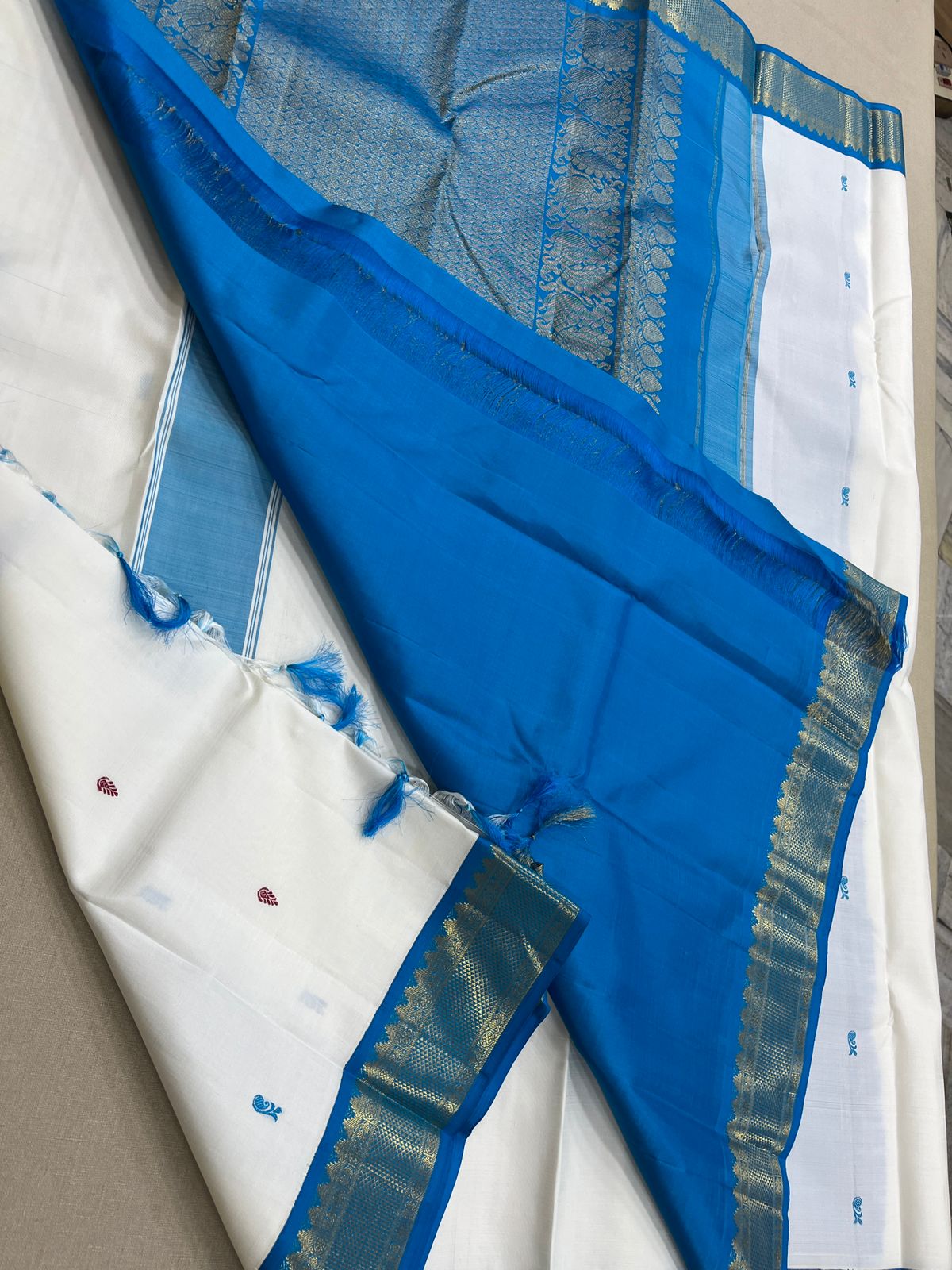 White / copper sulphate blue thread buttas korvai
