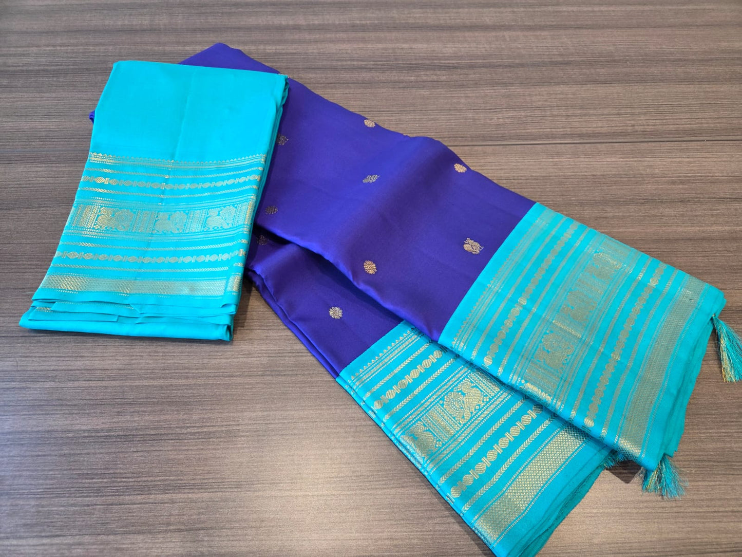 Violetish blue blue / Teal varisaipet border buttas korvai