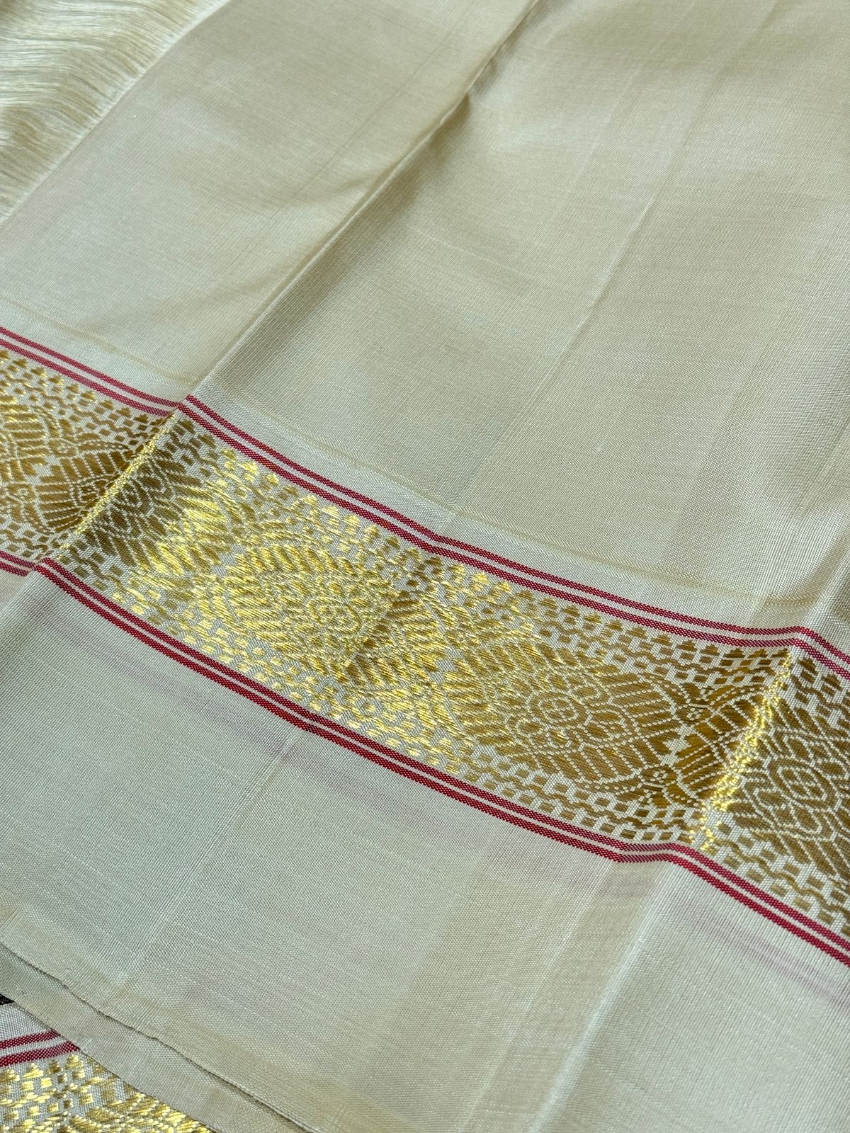 Deep maroon with creamish white korvai