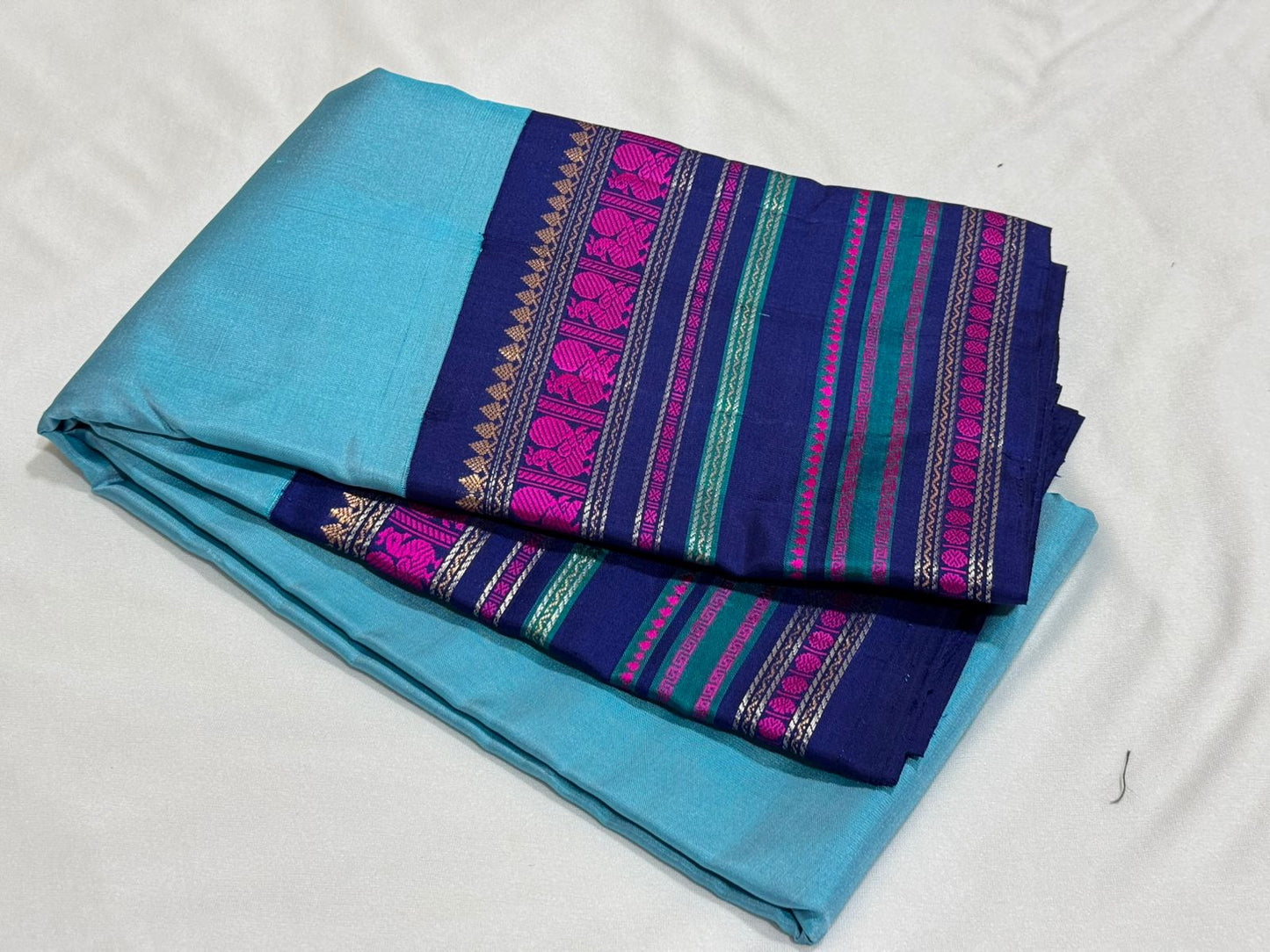 Soft blue/navy blue varisaipet border