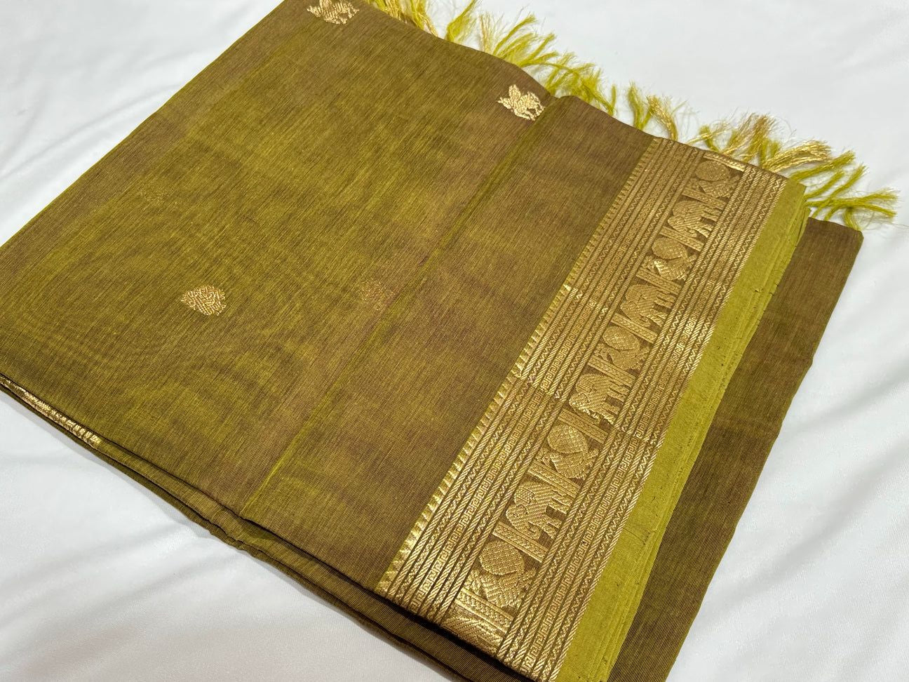 Golden Mehendi greenwith gold elephant annapakshi border / 5diff buttas