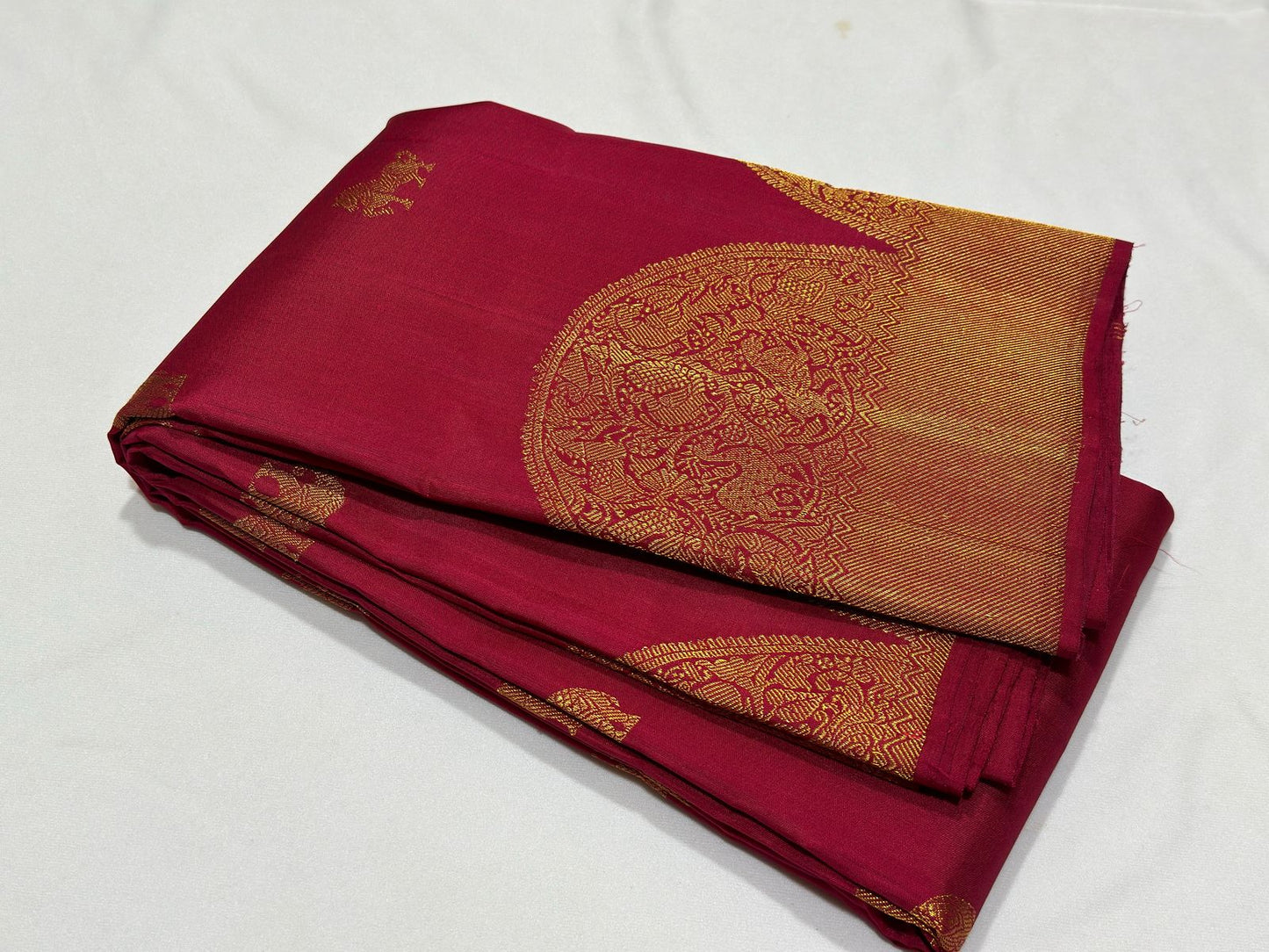 Arakku with gold turning border with buttas