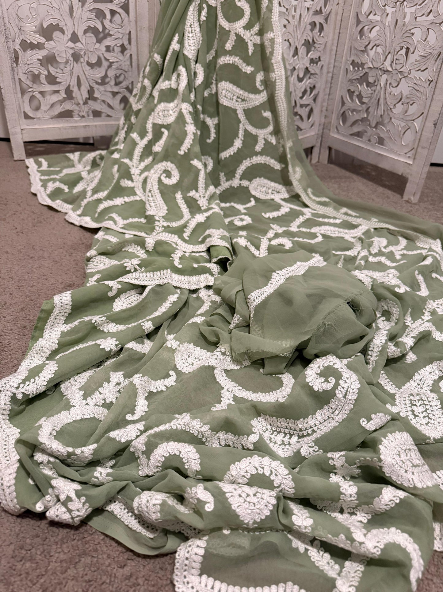 Kashmiri embroidery in crepe - Green
