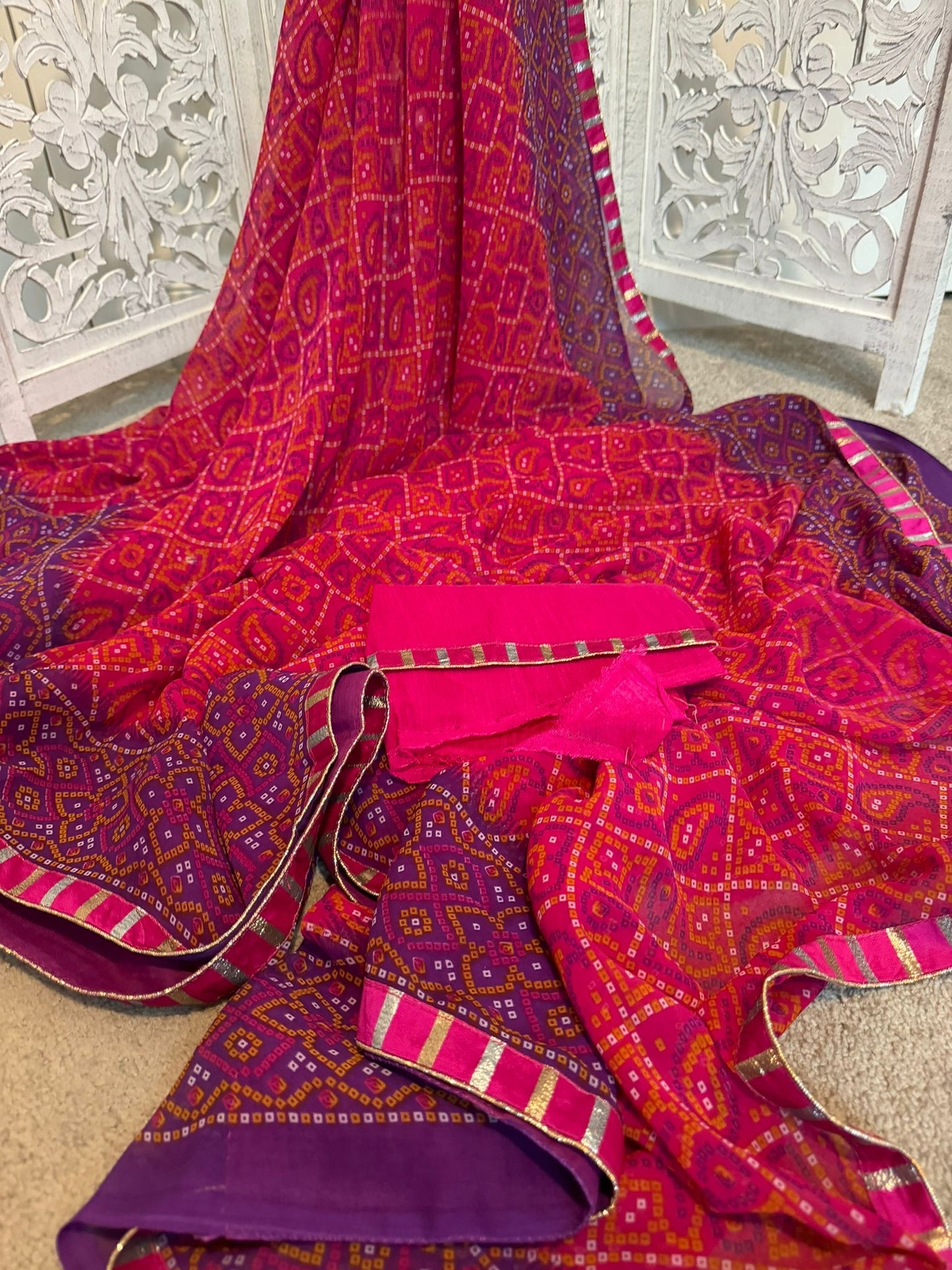Chunri in pure georgette / crepe applique border