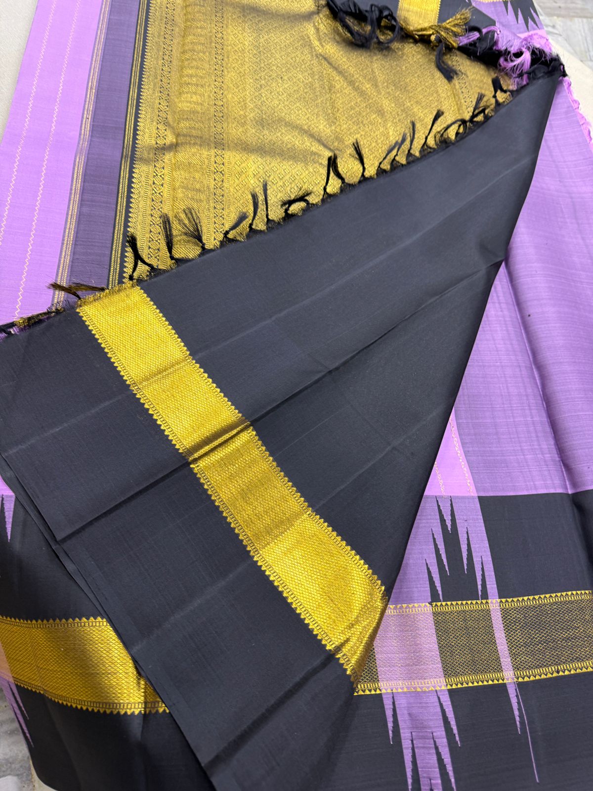 Lavender / purple temple border vertical vangi lines