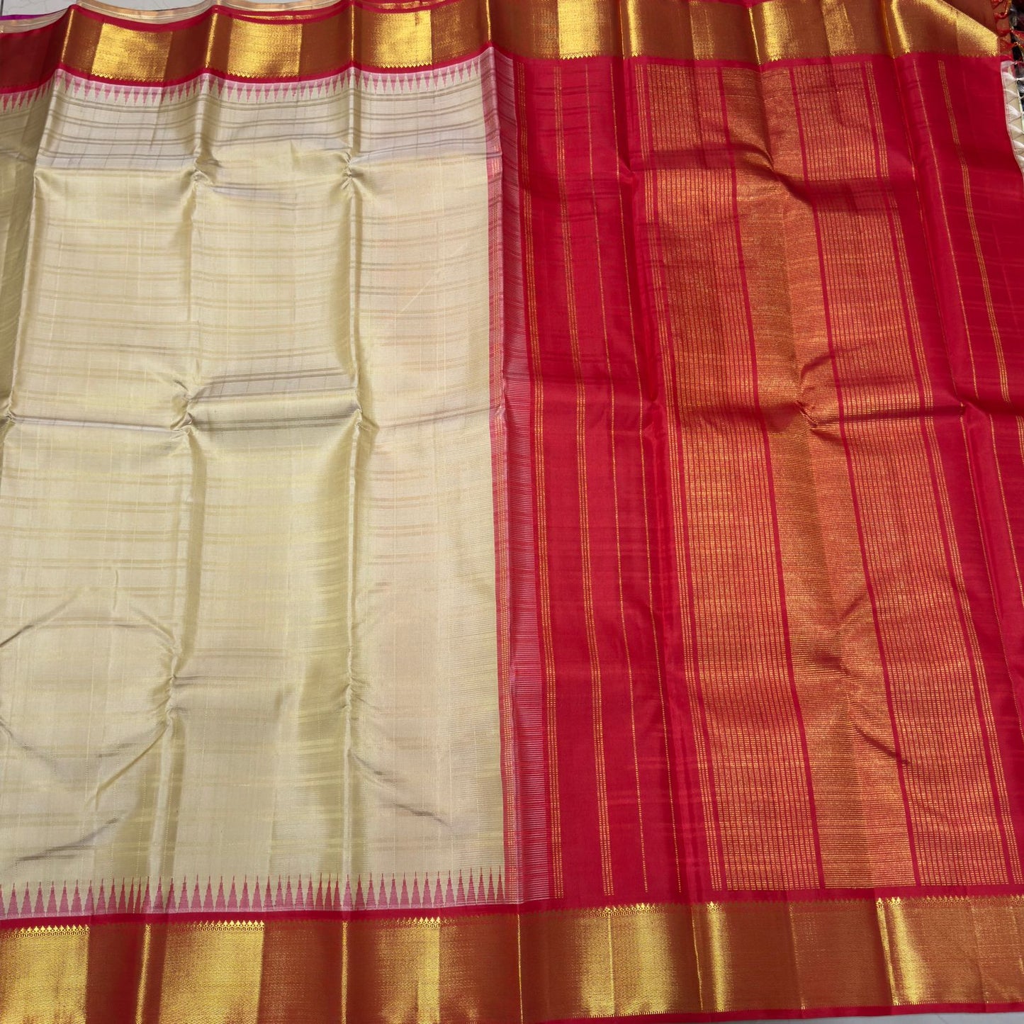 Beige / Red temple border