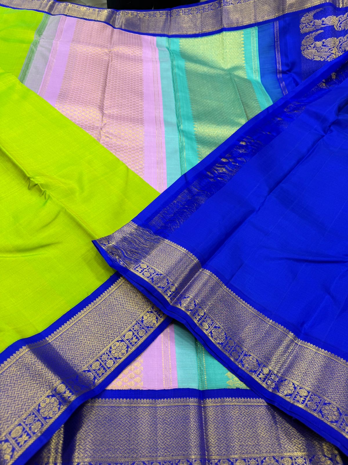 Fluorescent green / blue tri colored pallu korvai