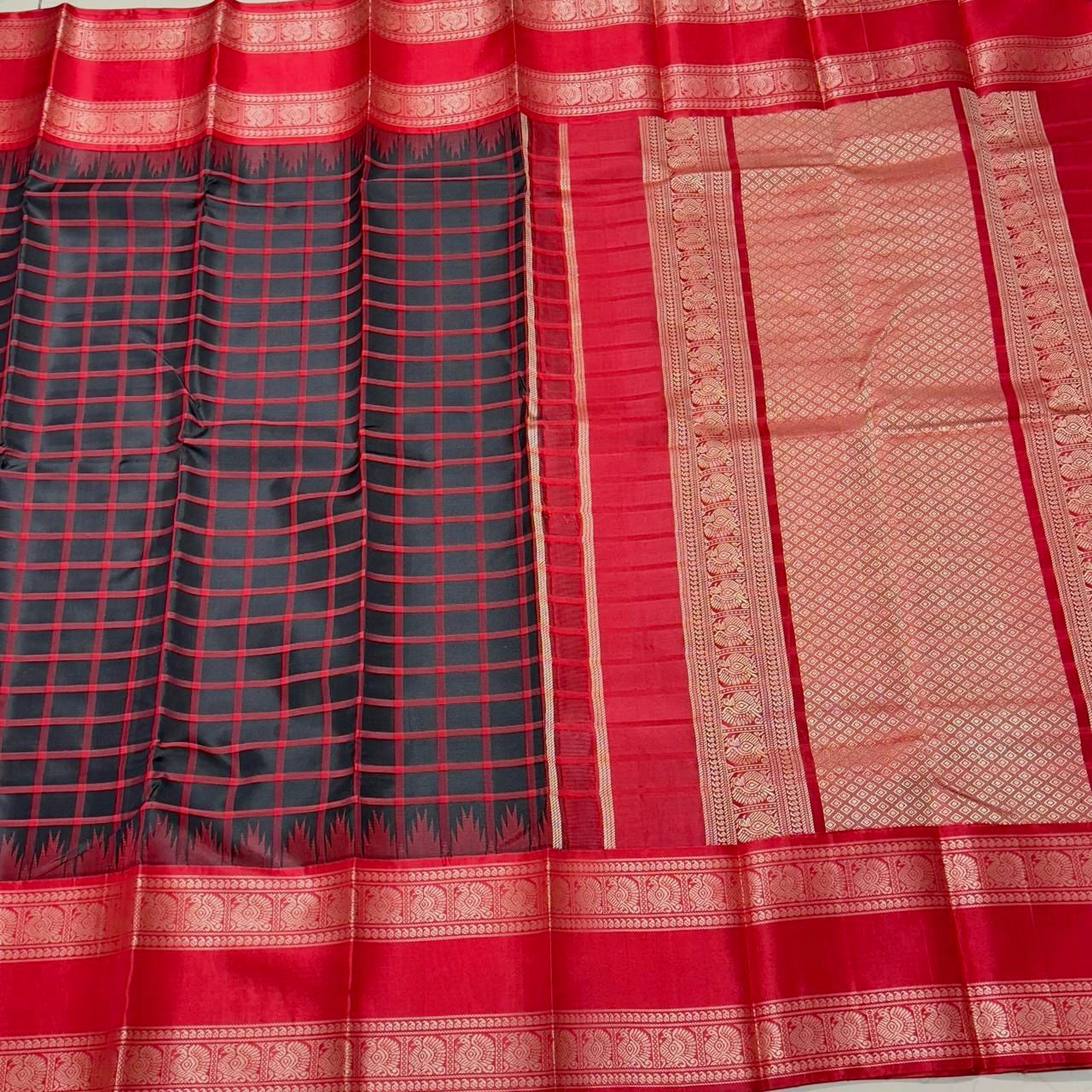 Black/red rettapate korvai checks temple border