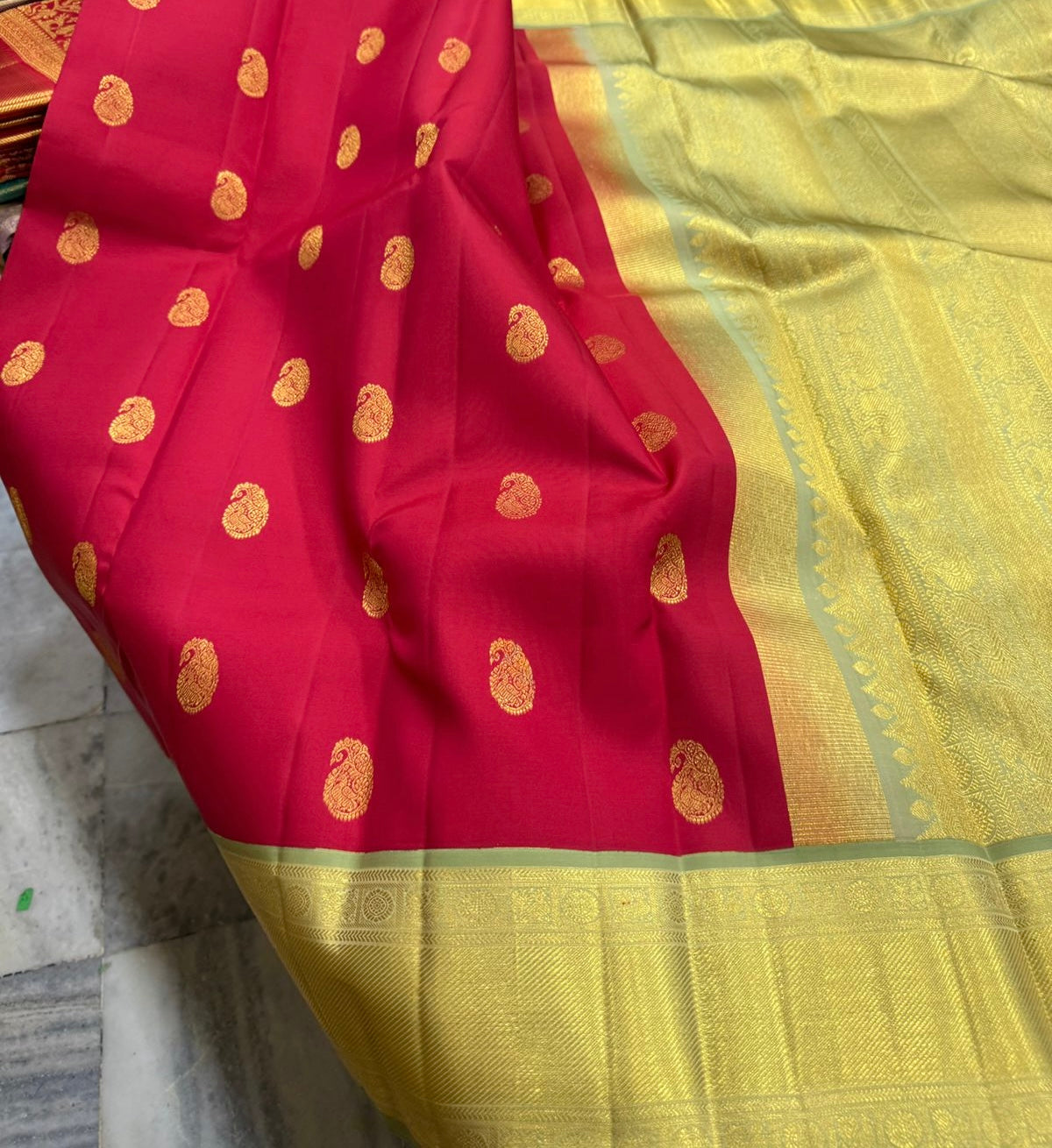 Chilli red / elaichi green mango buttas korvai