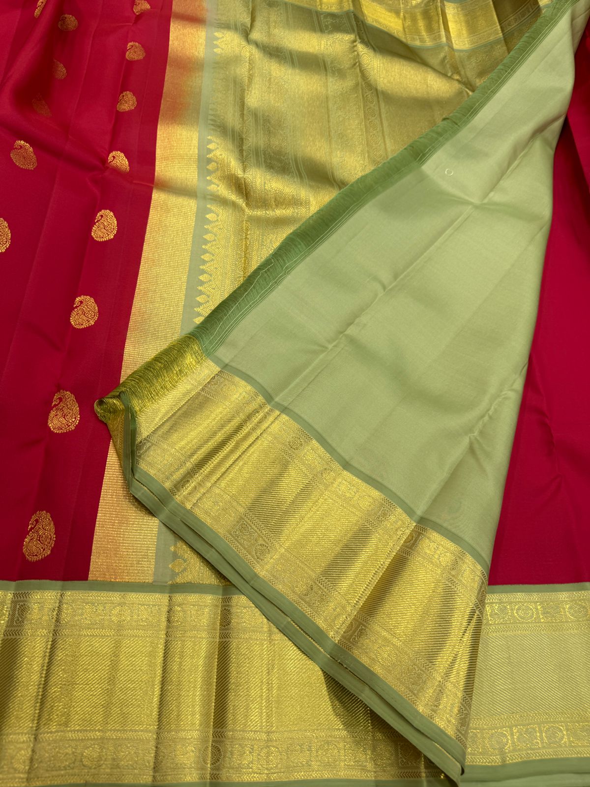 Chilli red / elaichi green mango buttas korvai