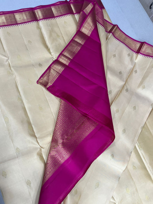 Cream / magenta small border korvai with buttas